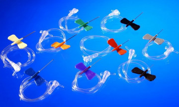 Устройство для вливания в малые вены G22 дополнительный порт, черн.